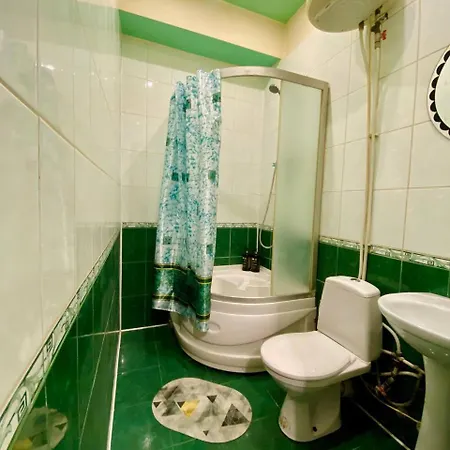 біля ринку привоз 4 спальних місця